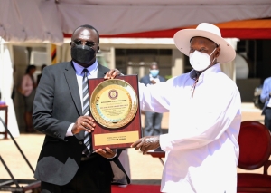 H.E President Yoweri Museveni presenting a recognition award to the Chief Justice, His Lordship Justice Owiny-Dollo