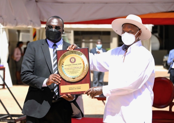 H.E President Yoweri Museveni presenting a recognition award to the Chief Justice, His Lordship Justice Owiny-Dollo